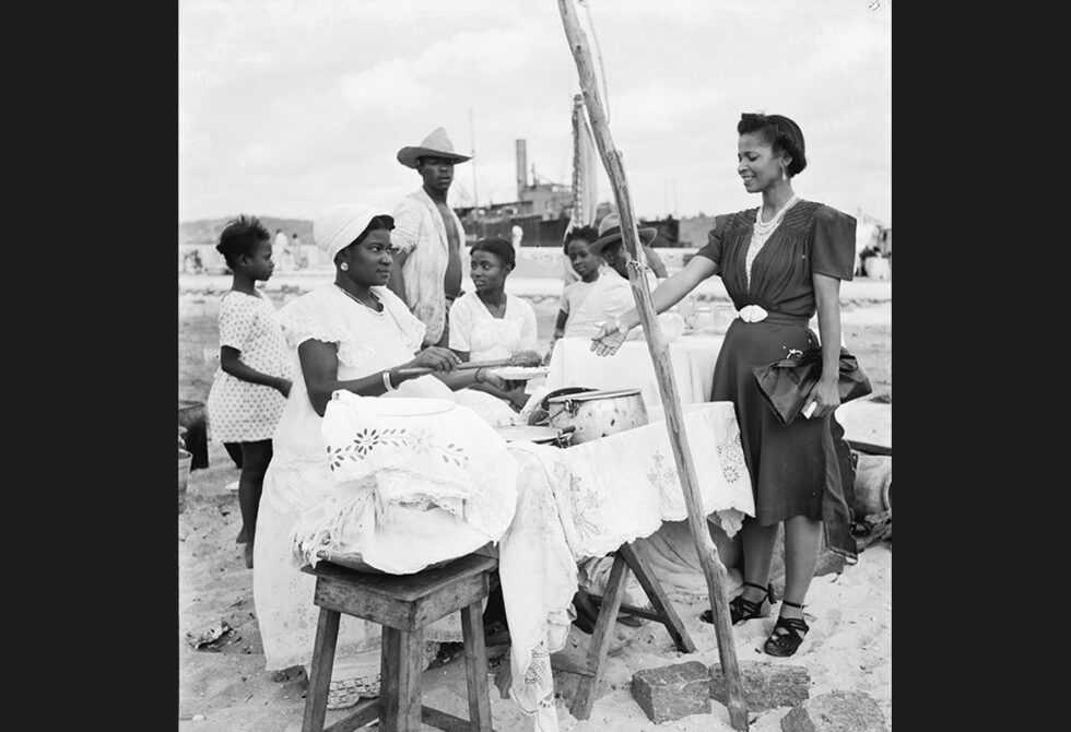 Baiana de acarajé na Ribeira, década de 1940