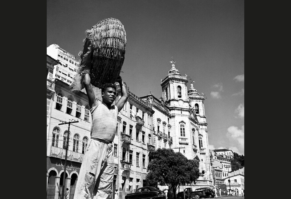 Cesteiro na Conceição da Praia. Década de 1950